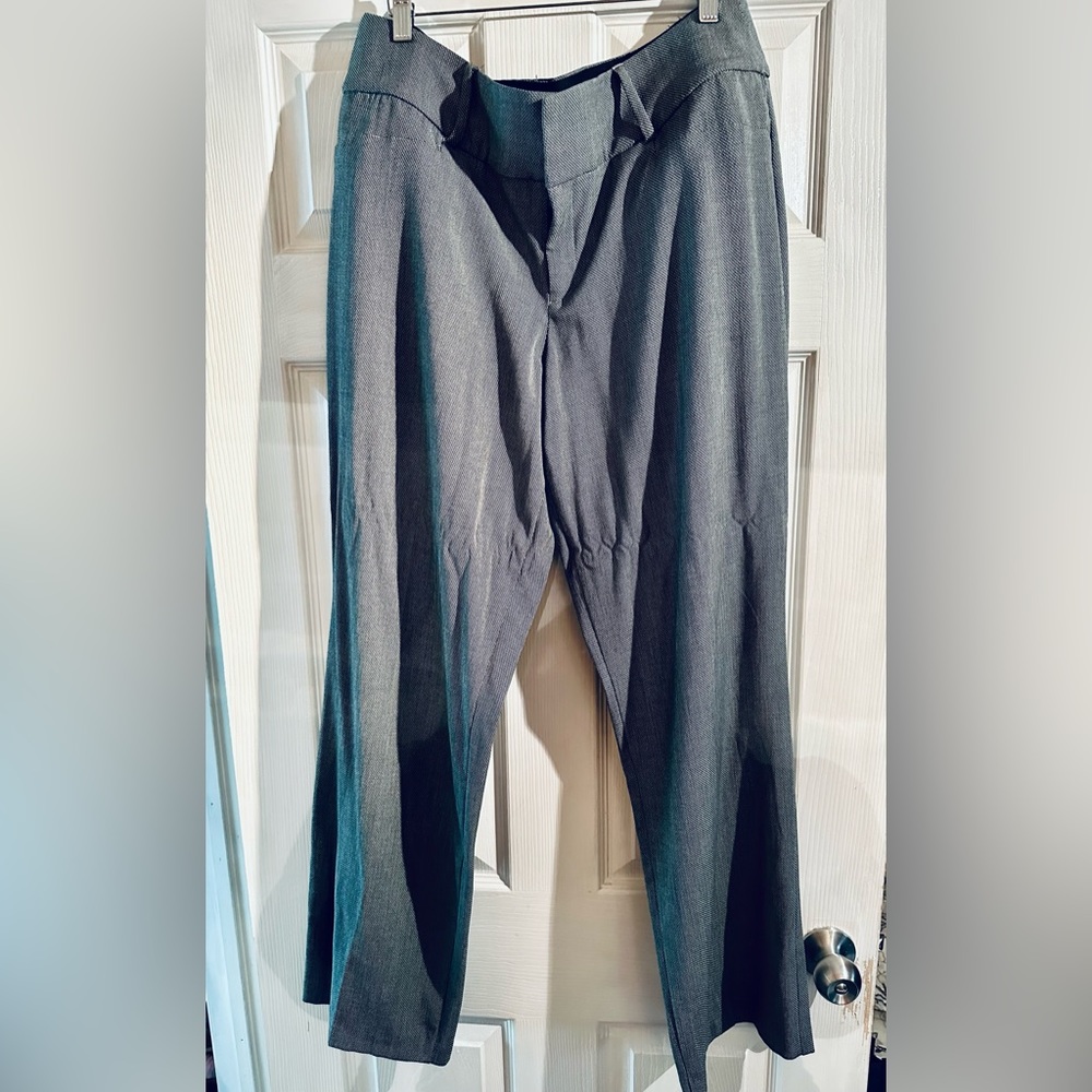 Small houndstooth pattern trousers by Nine West! Bootcut with stretch. Size 16